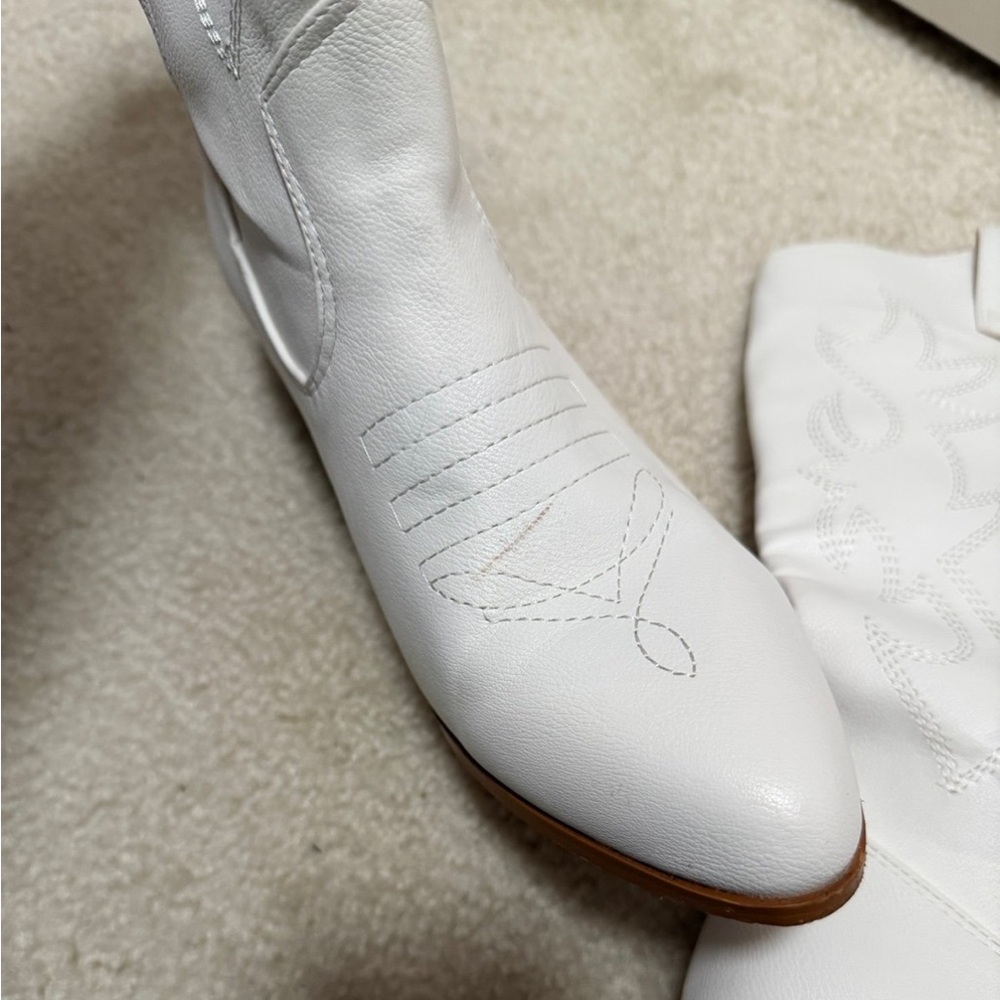 White Boots - Picture 4 of 5